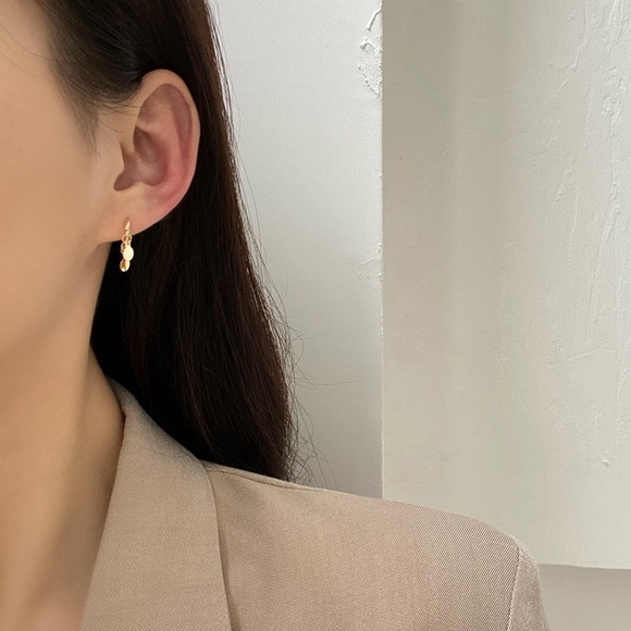 đź’™Minimalist circle charms Hoops Huggie Earrings - Picture 5 of 12